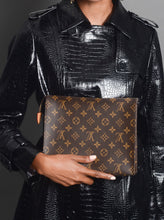 Load image into Gallery viewer, LOUIS VUITTON TOILETRY POUCH 26
