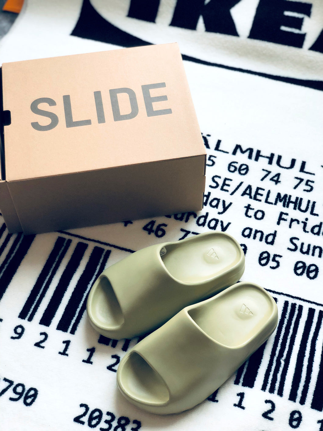 YEEZY SLIDE RESIN